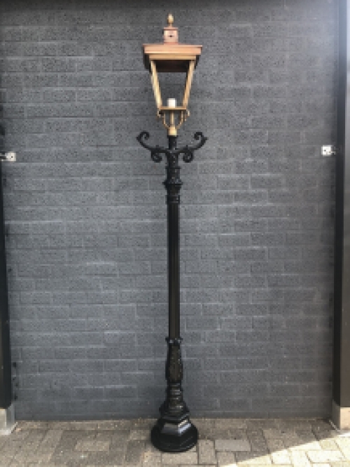 Buitenlamp, lantaarn met keramische fitting en glas, gegoten aluminium paal, zwart, met XL koperen vierkante kap, hoog 250 cm.