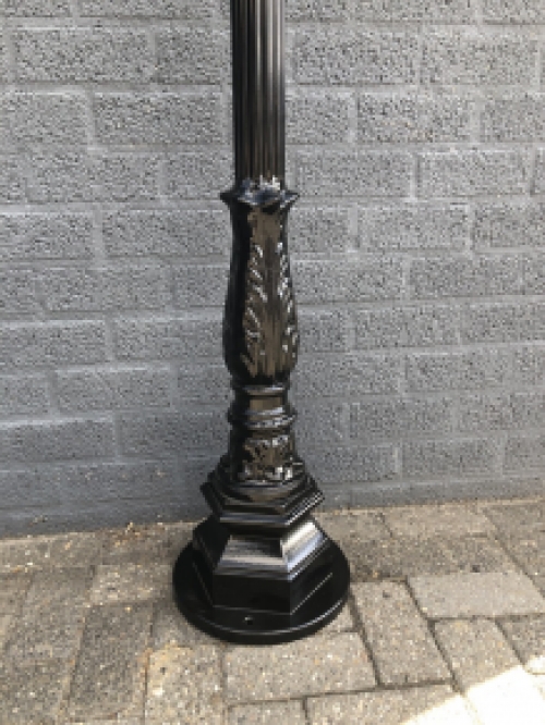 Buitenlamp, lantaarn met keramische fitting en glas, gegoten aluminium paal, zwart, met koperen vierkante kap, hoog 240 cm.