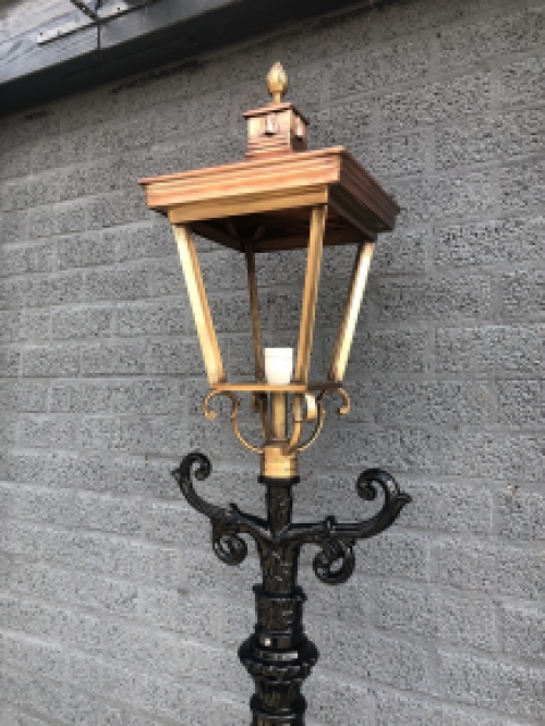 Buitenlamp, lantaarn met keramische fitting en glas, gegoten aluminium paal, zwart, met koperen vierkante kap, hoog 240 cm.