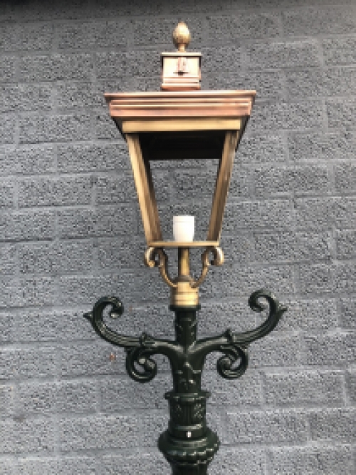 Buitenlamp, lantaarn met keramische fitting en glas, gegoten aluminium paal, groen, met koperen vierkante kap, hoog 240 cm.